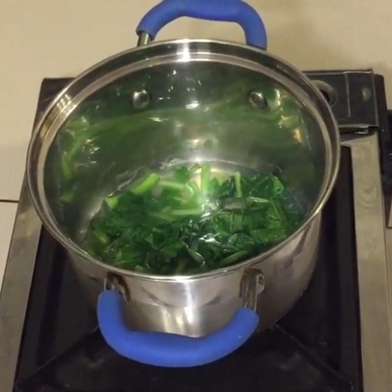 Bước 2 Luộc cải và băm nghêu Cháo nghêu cho bé