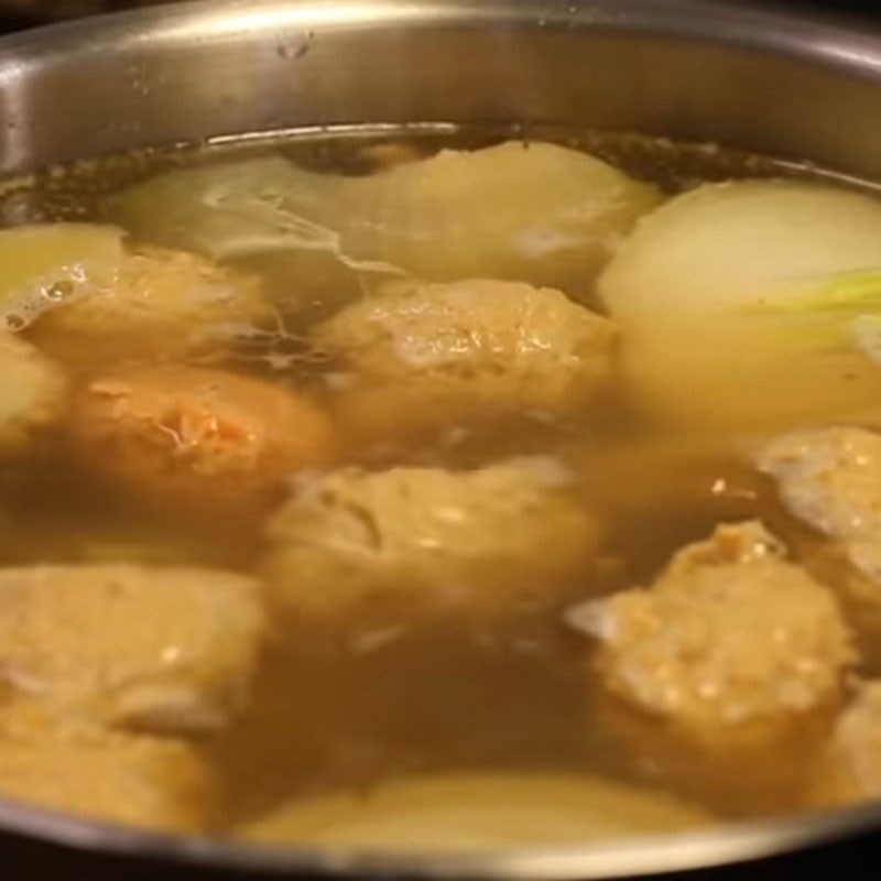 Bước 5 Luộc chả cua Bún chả cua Huế