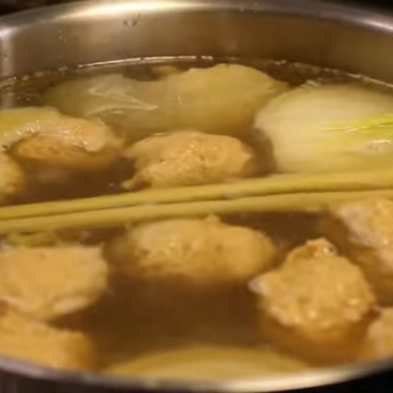 Bước 5 Luộc chả cua Bún chả cua Huế