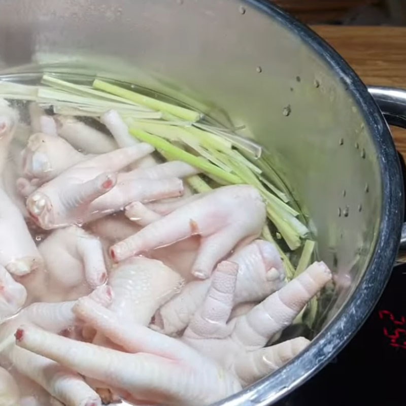 Bước 2 Luộc chân gà Chân gà sốt Thái cóc non
