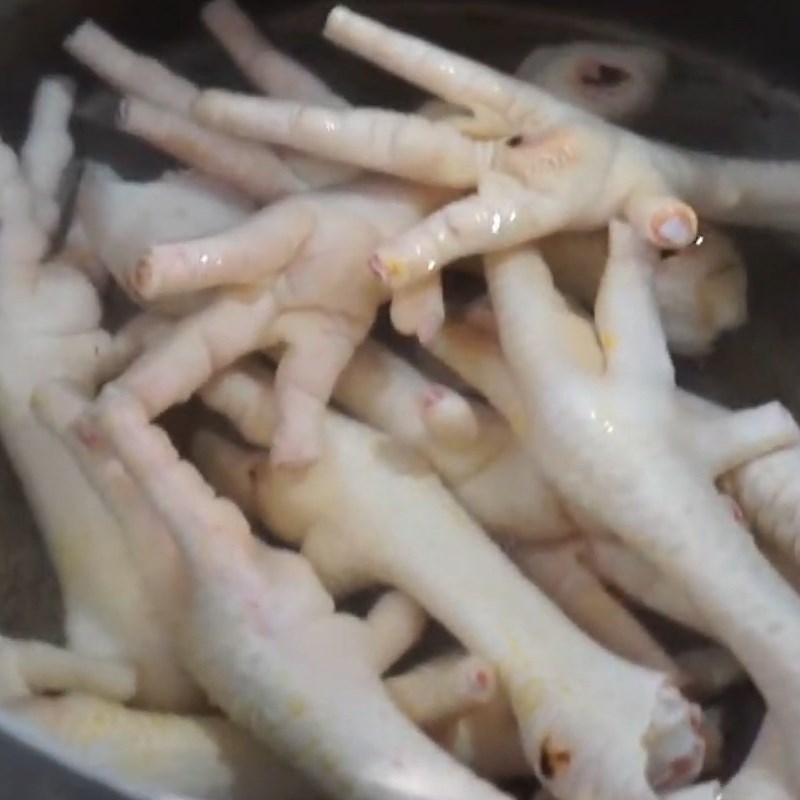 Bước 3 Luộc chân gà Chân gà luộc gừng