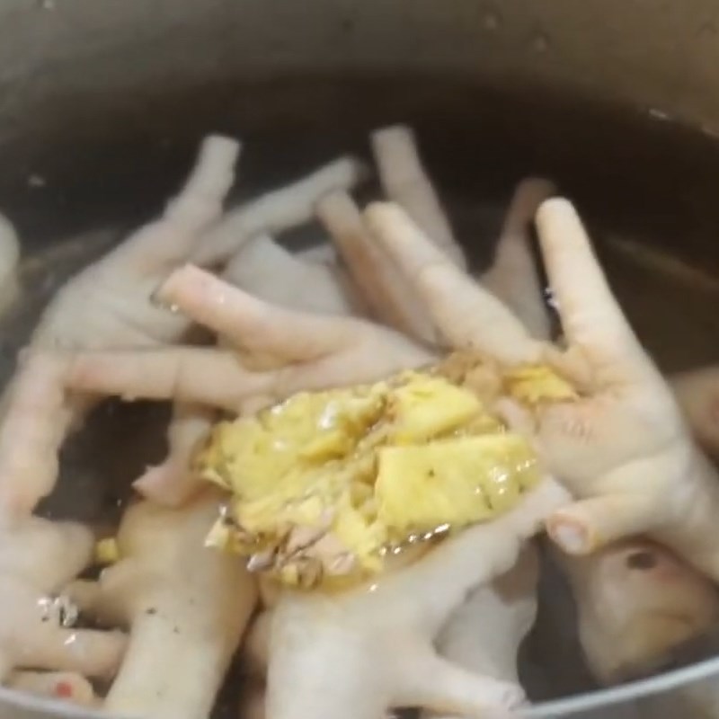Bước 3 Luộc chân gà Chân gà luộc gừng