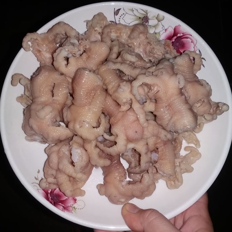 Bước 2 Luộc chân gà Chân gà rút xương sốt cay