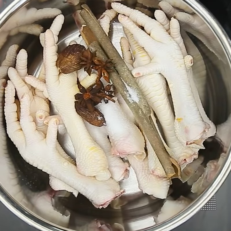 Bước 2 Luộc chân gà Chân gà luộc thảo quả