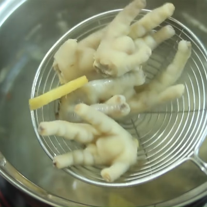 Bước 2 Luộc chân gà Chân gà xào sả ớt