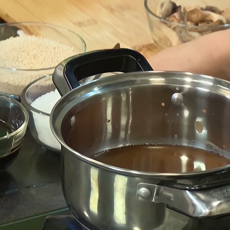 Bước 1 Luộc chân nấm Chà bông chay từ nấm đông cô