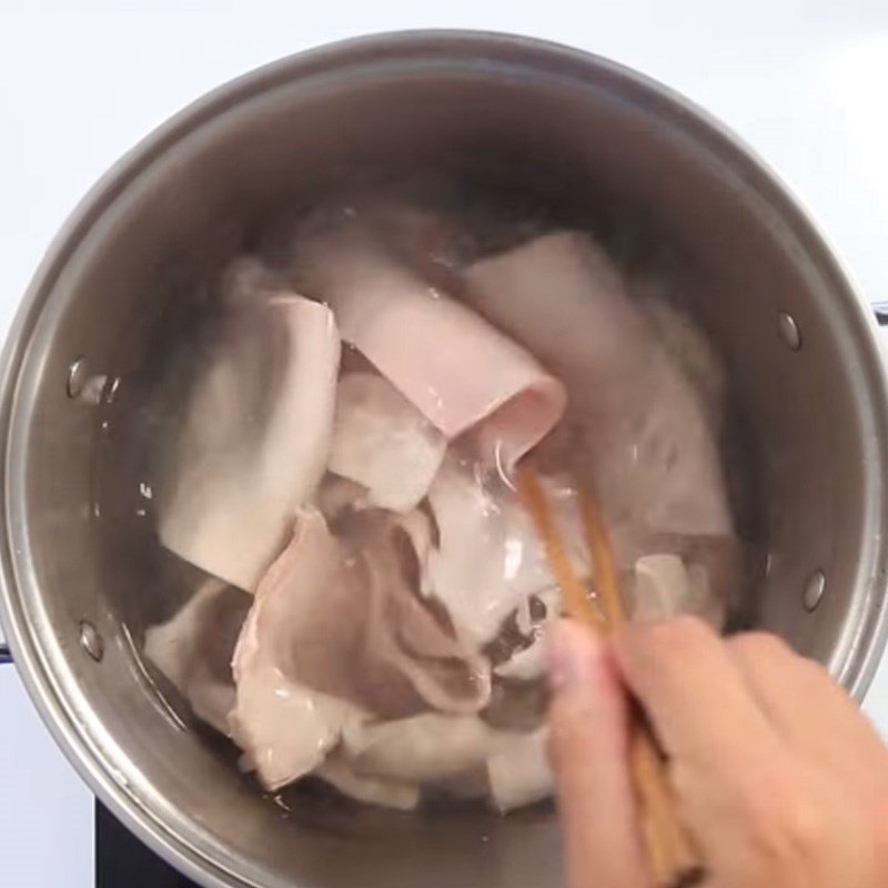 Bước 2 Luộc da heo Da heo chiên giòn sốt thái
