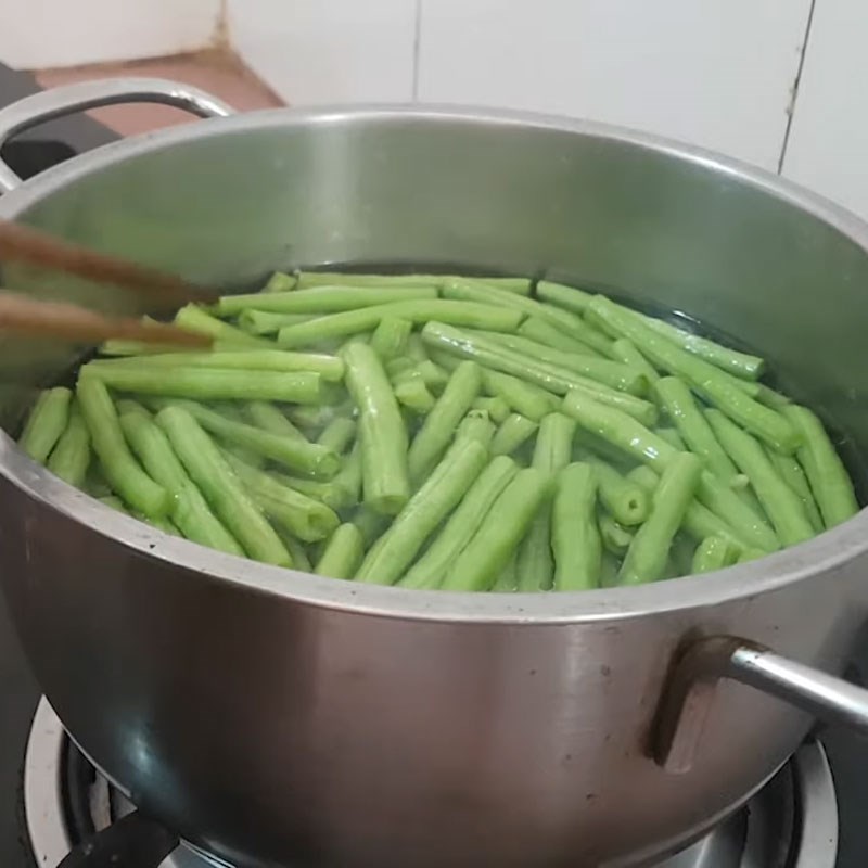 Bước 2 Luộc đậu đũa Đậu đũa xào nấm đông cô