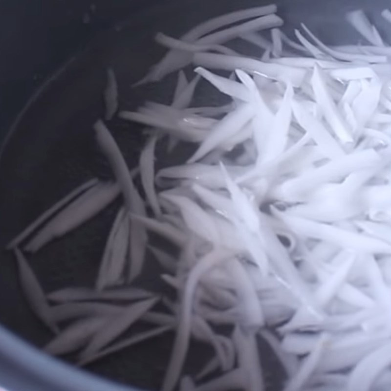 Bước 3 Luộc dừa Bánh xu xê truyền thống Huế