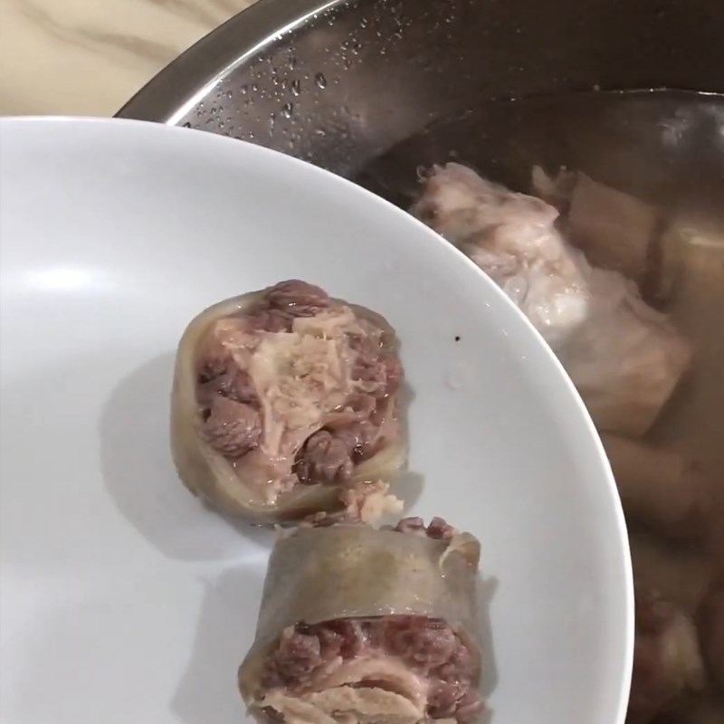 Bước 2 Luộc đuôi bò Đuôi bò hầm củ sen
