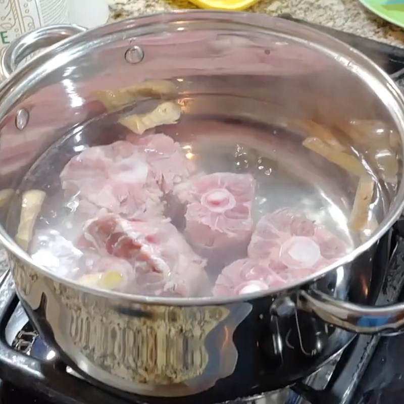 Bước 2 Luộc đuôi bò Đuôi bò hầm hạt sen
