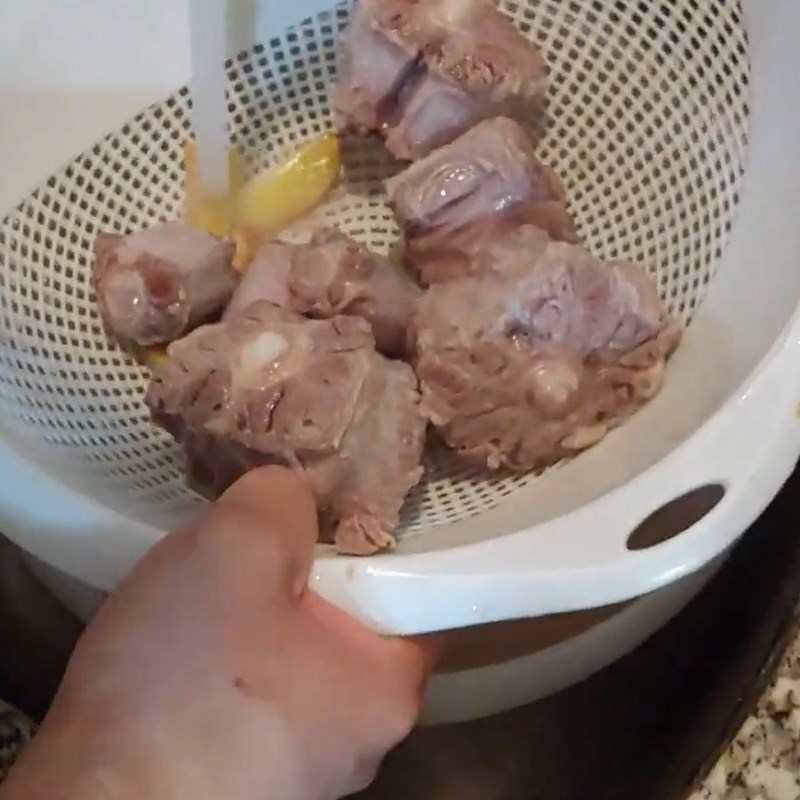 Bước 2 Luộc đuôi bò Đuôi bò hầm hạt sen