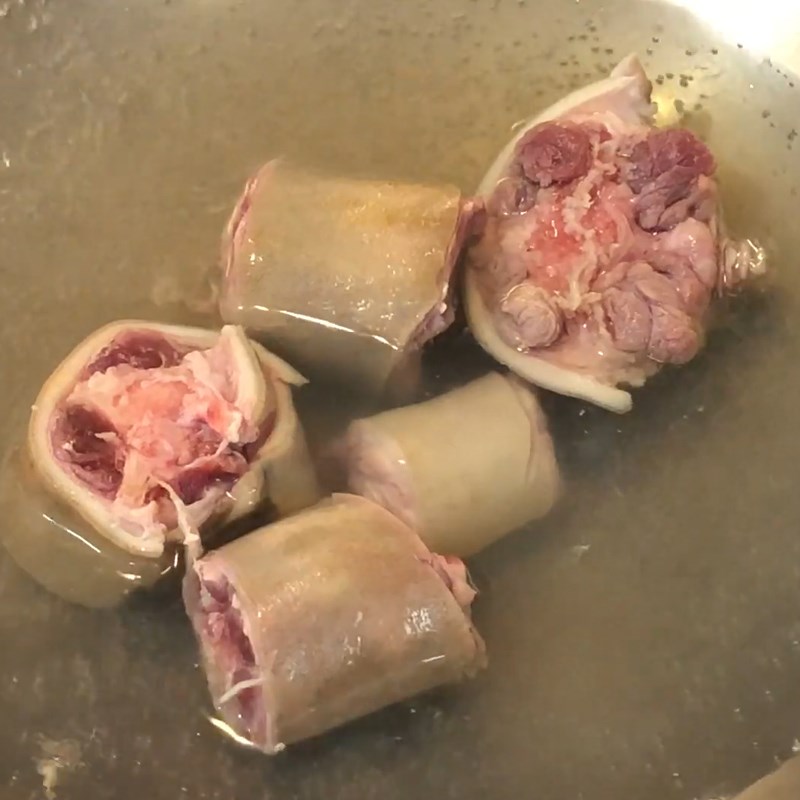 Bước 2 Luộc đuôi bò Đuôi bò hầm củ sen