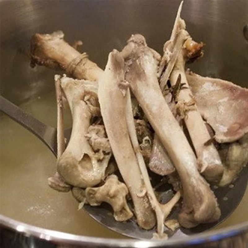 Bước 1 Luộc gà Cháo gà