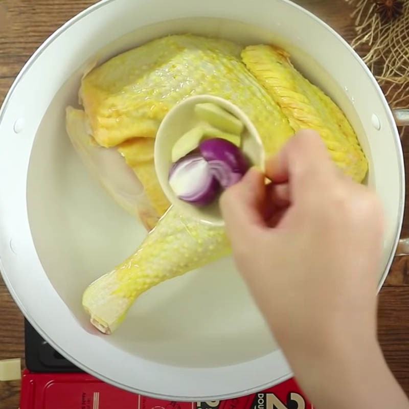 Bước 2 Luộc gà Phở gà trộn sa tế