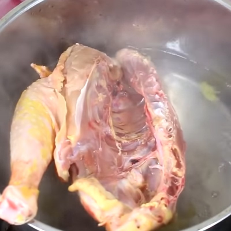 Bước 4 Luộc gà Cơm gà Phú Yên