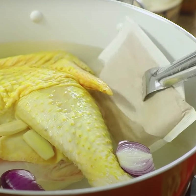 Bước 2 Luộc gà Phở gà trộn sa tế