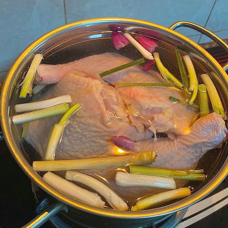 Bước 1 Luộc gà Cơm gà Hải Nam (công thức chia sẻ từ người dùng)