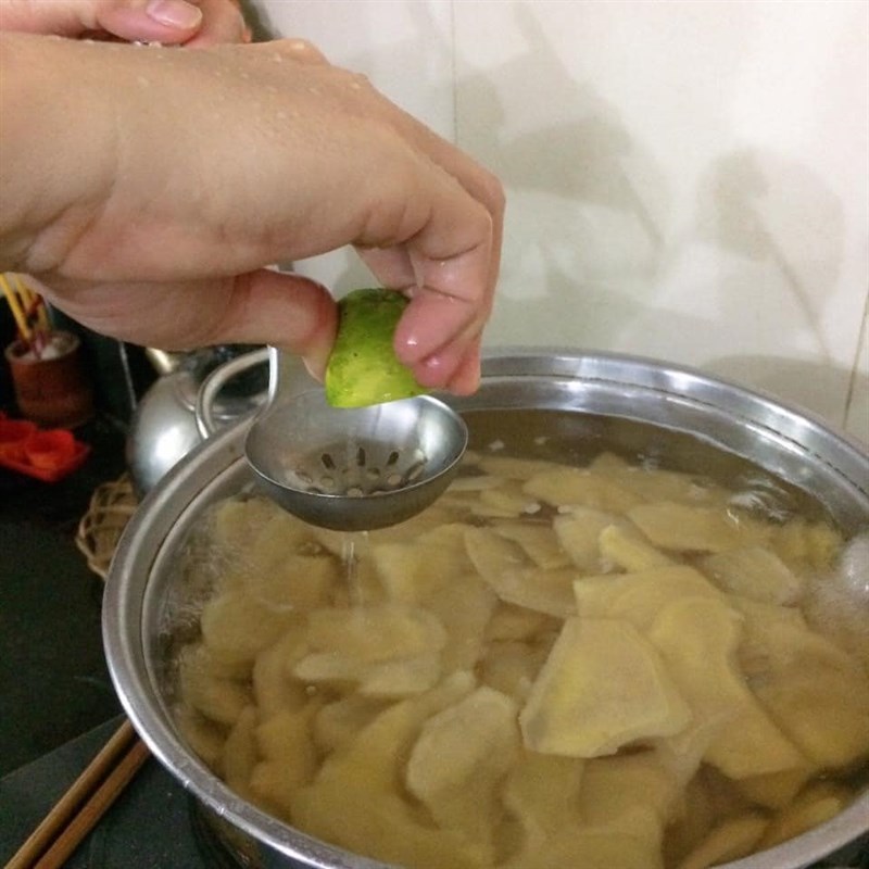 Bước 2 Luộc gừng Mứt gừng lát (công thức được chia sẻ từ người dùng)