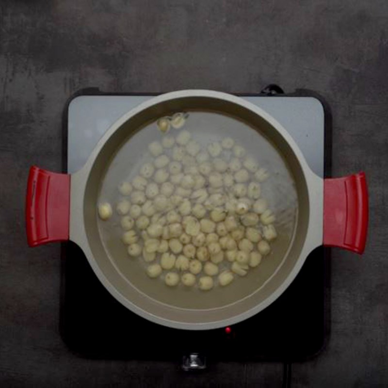 Bước 1 Luộc hạt sen Cơm chay lá sen
