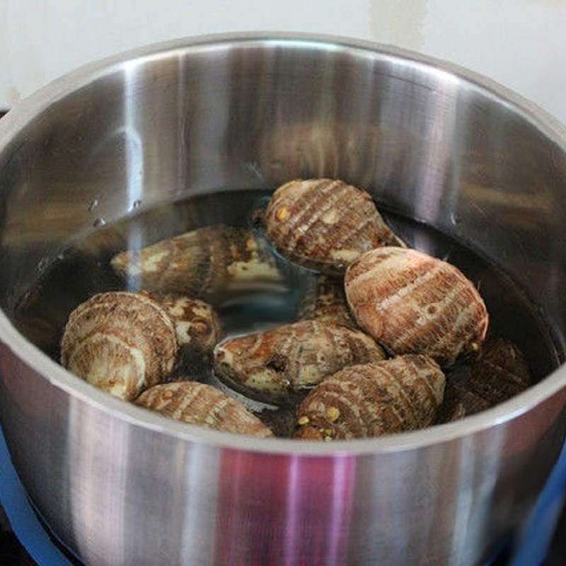 Bước 1 Luộc khoai Khoai môn xiên que chiên xù