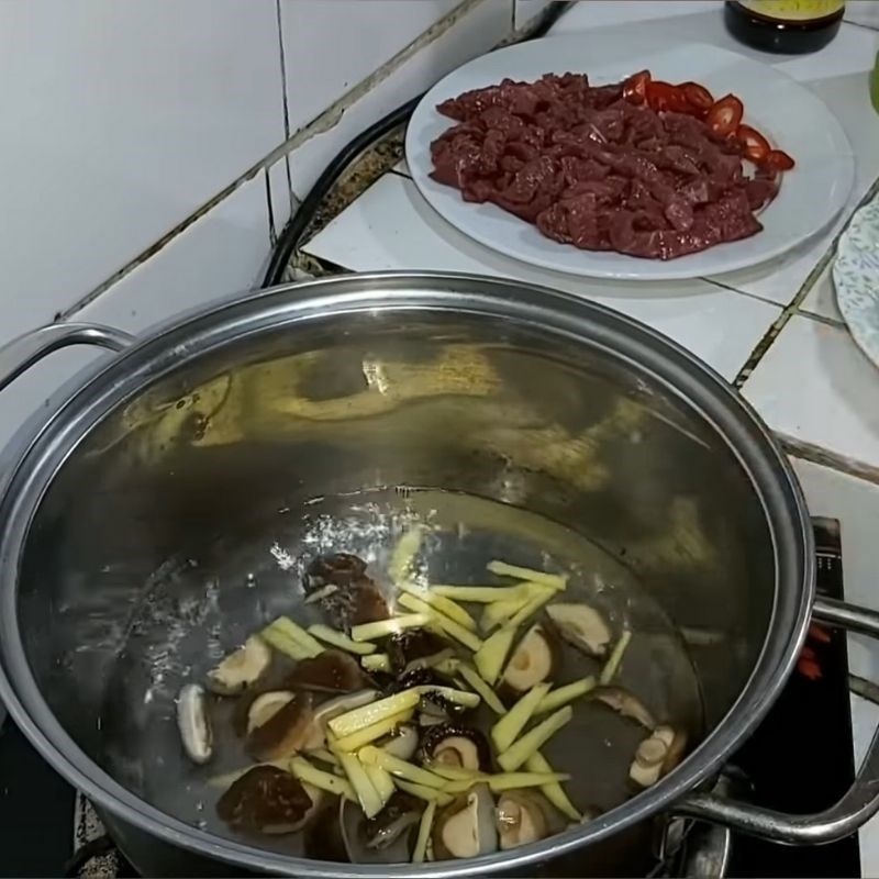 Bước 2 Luộc nấm với thịt bò Bò luộc nấm cuốn cải