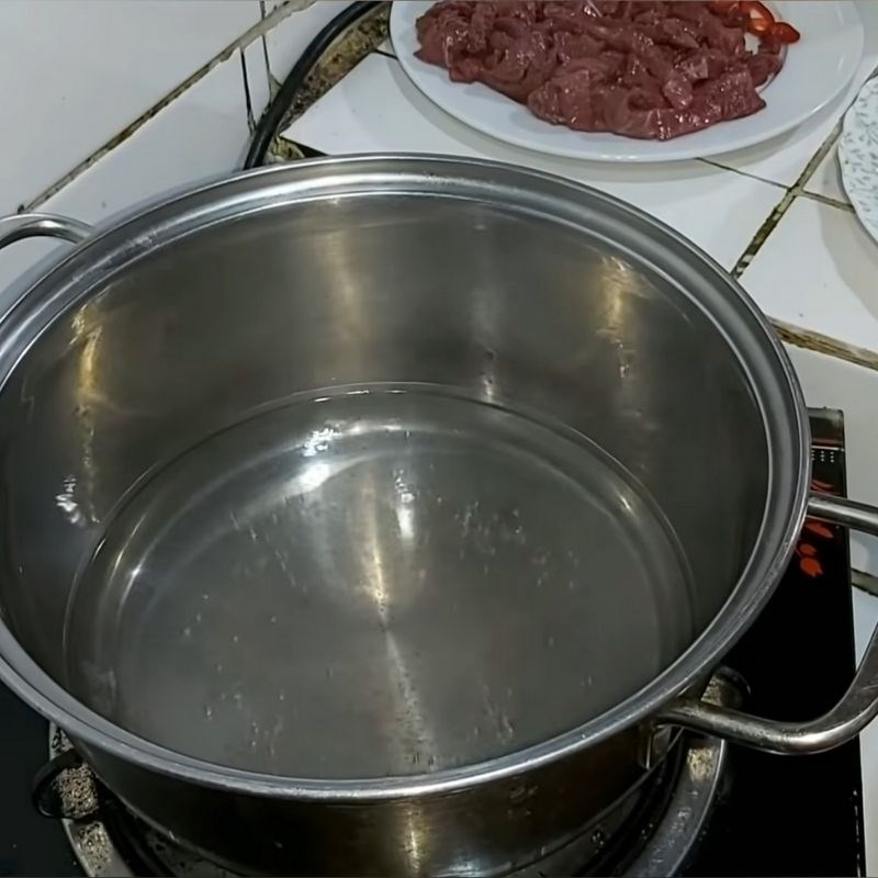 Bước 2 Luộc nấm với thịt bò Bò luộc nấm cuốn cải