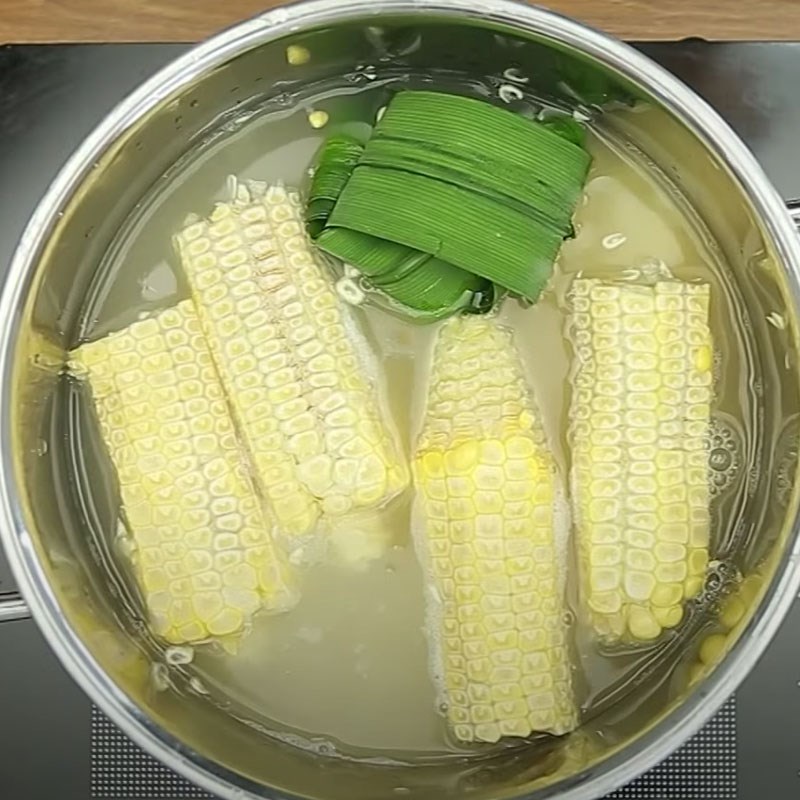 Bước 2 Luộc ngô Chè ngô (bắp) cốm