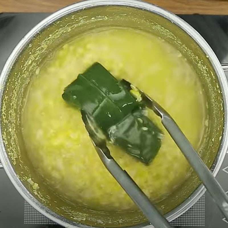 Bước 2 Luộc ngô Chè ngô (bắp) cốm