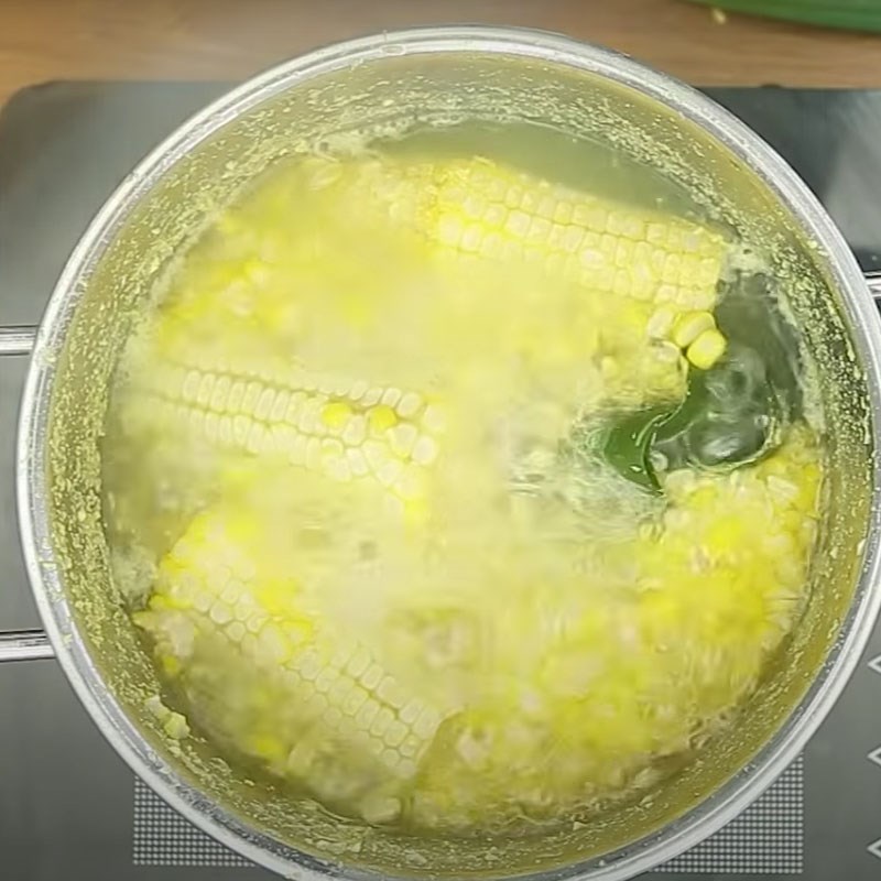 Bước 2 Luộc ngô Chè ngô (bắp) cốm
