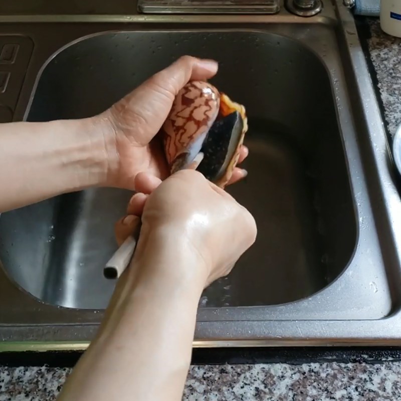 Bước 1 Luộc và sơ chế ốc giác Gỏi ổi ốc giác