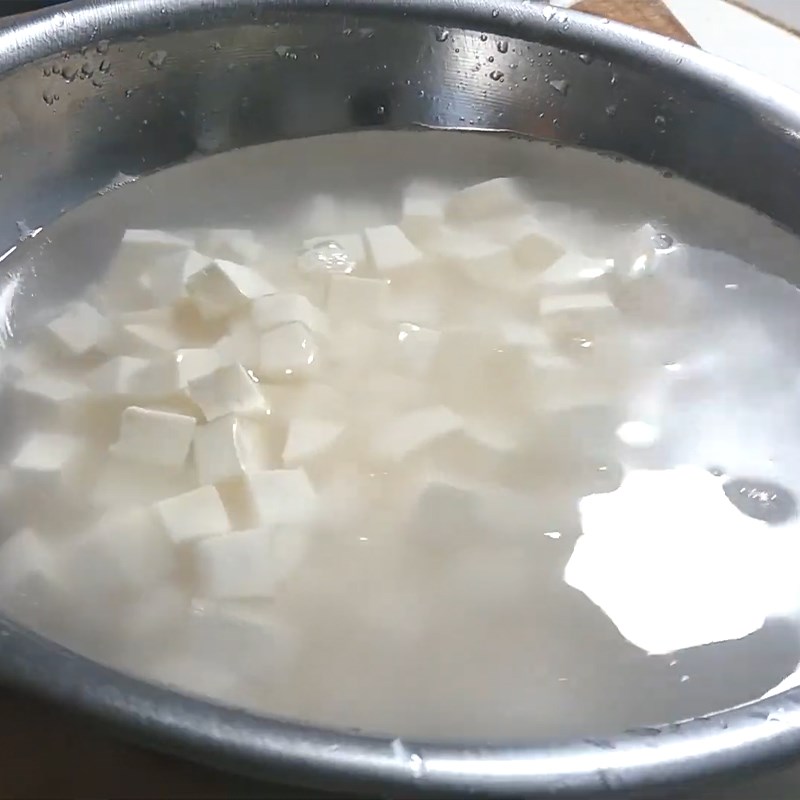 Bước 2 Luộc sắn Chè sắn