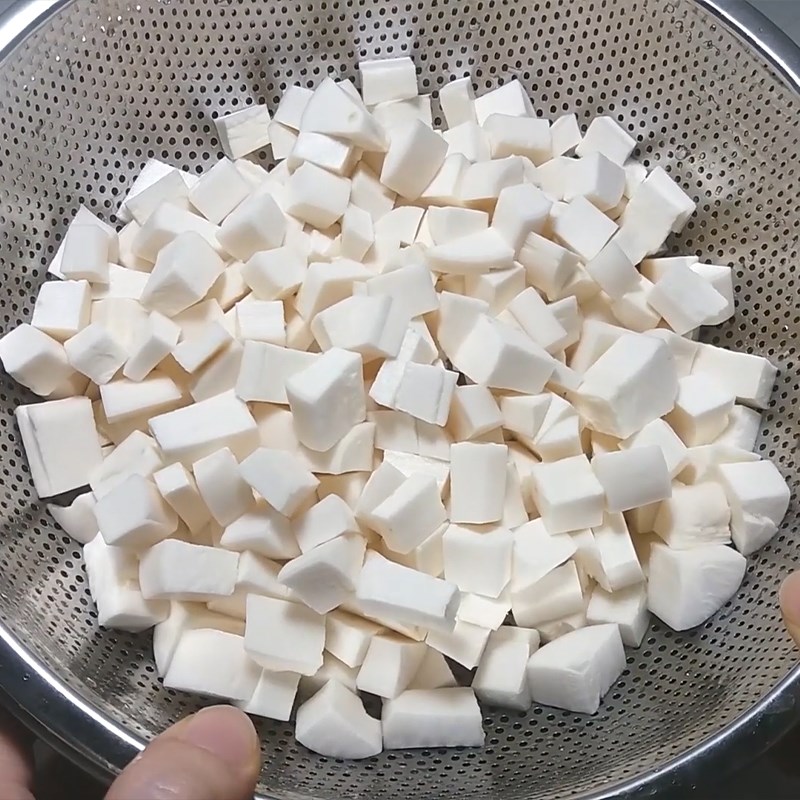 Bước 2 Luộc sắn Chè sắn