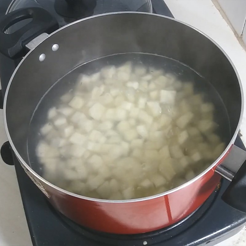 Bước 2 Luộc sắn Chè sắn