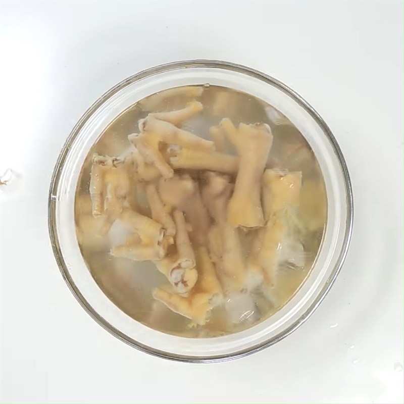 Bước 2 Luộc sơ chân gà Chân gà xào cay