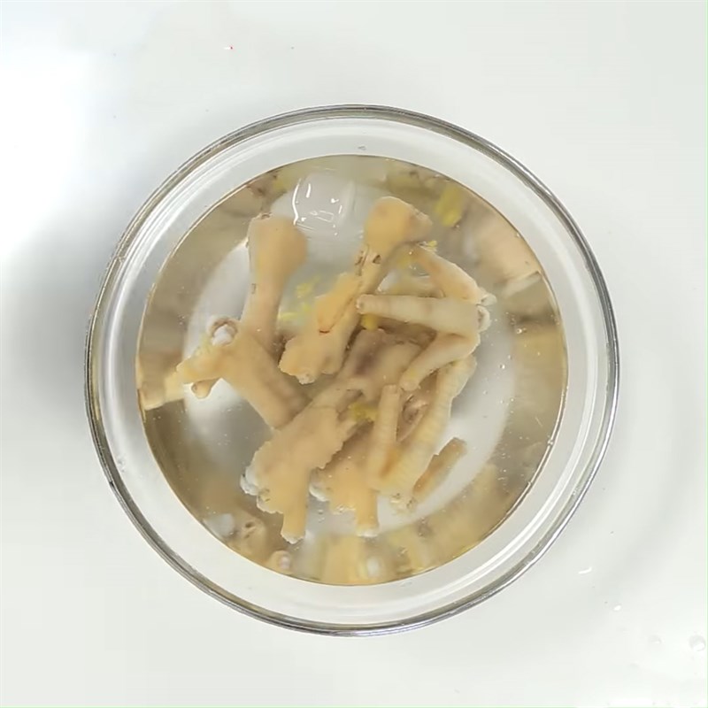 Bước 2 Luộc sơ chân gà Chân gà xào cay