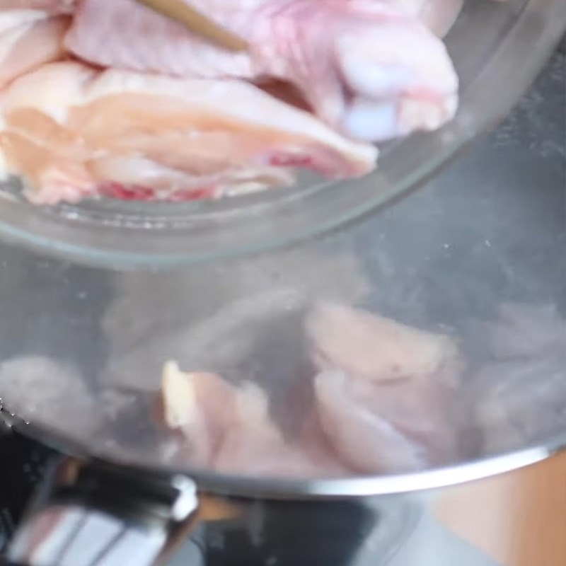 Bước 2 Luộc sơ gà Gà hầm lá ngải