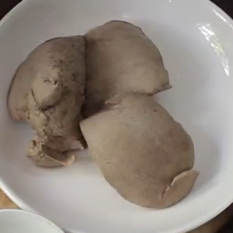 Bước 2 Luộc sơ gan heo Bông hẹ xào gan heo