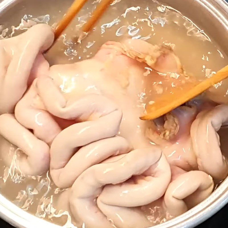 Bước 1 Luộc sơ phèo bò Lòng bò non ( phèo bò) khìa nước dừa