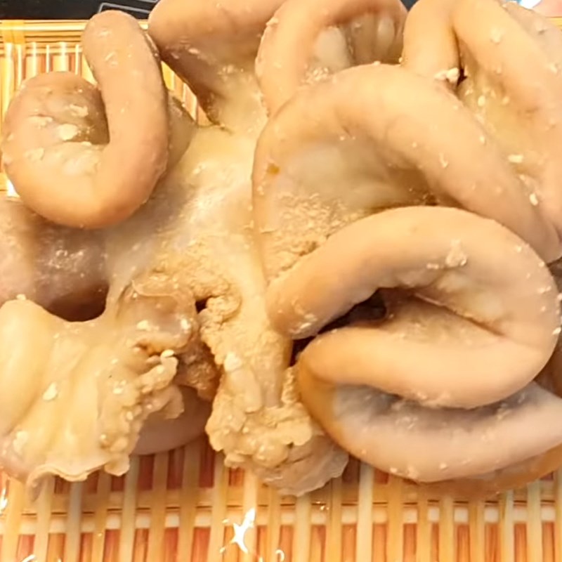 Bước 1 Luộc sơ phèo bò Lòng bò non ( phèo bò) khìa nước dừa