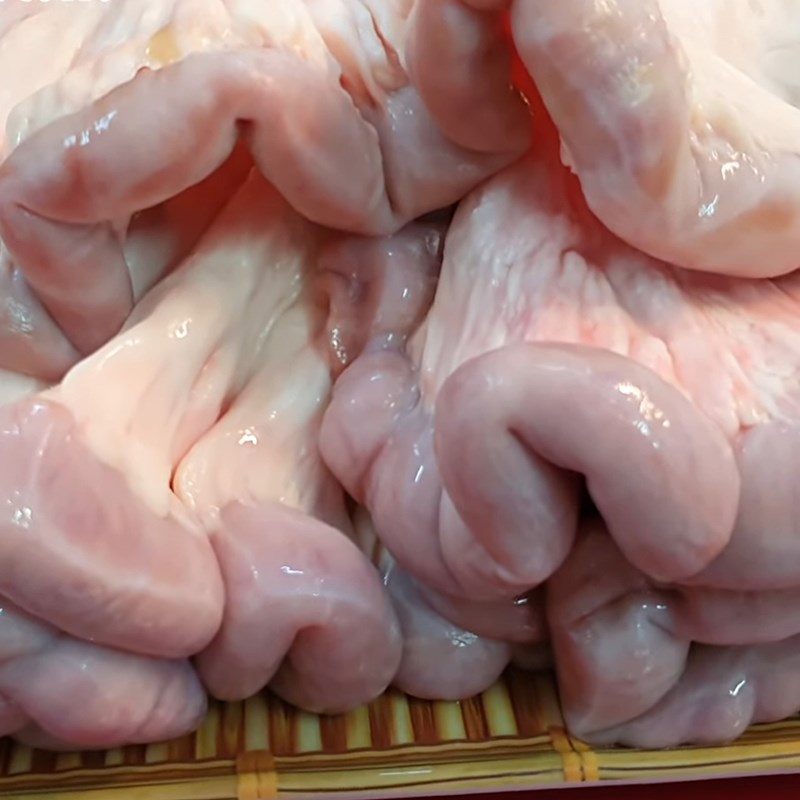 Bước 1 Luộc sơ phèo bò Lòng bò non ( phèo bò) khìa nước dừa