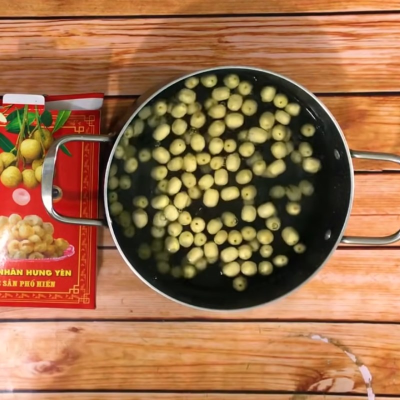 Bước 1 Luộc sơ qua hạt sen Chè nhãn nhục hạt sen táo đỏ