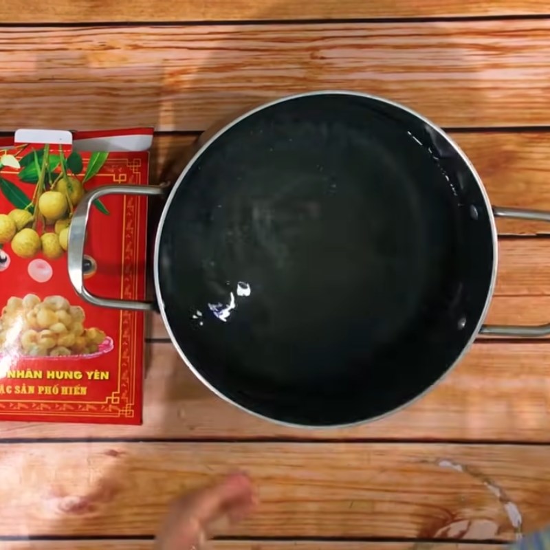 Bước 1 Luộc sơ qua hạt sen Chè nhãn nhục hạt sen táo đỏ