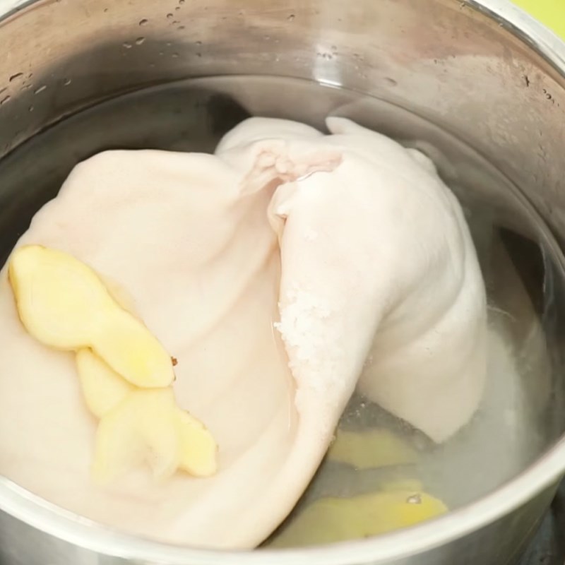 Bước 2 Luộc tai heo Gỏi ổi tai heo