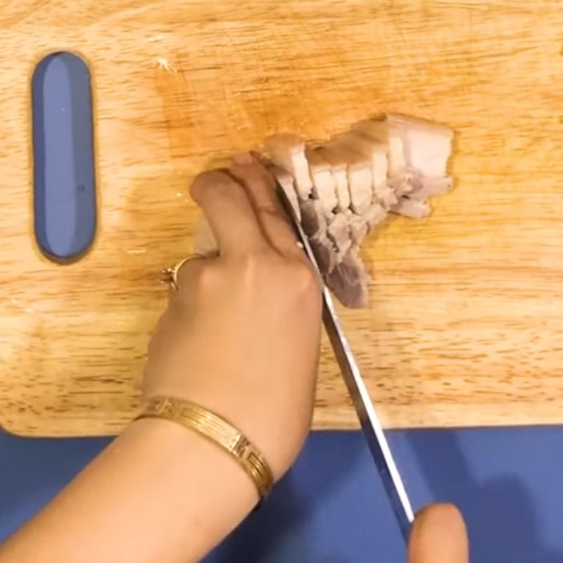 Bước 2 Luộc thịt Bún mắm nêm thịt luộc