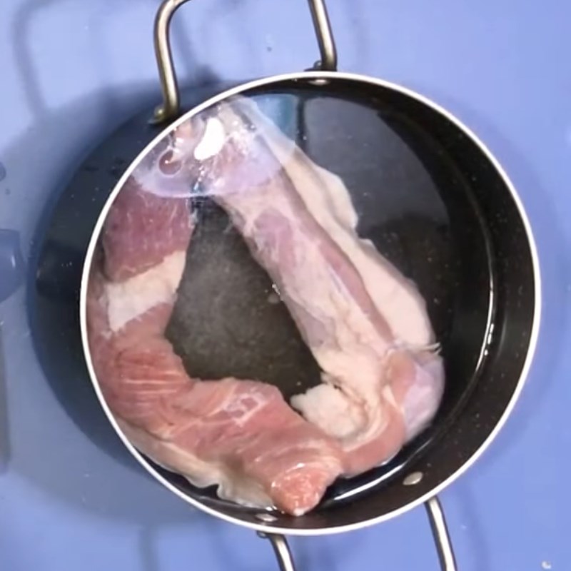 Bước 2 Luộc thịt Bún mắm nêm thịt luộc