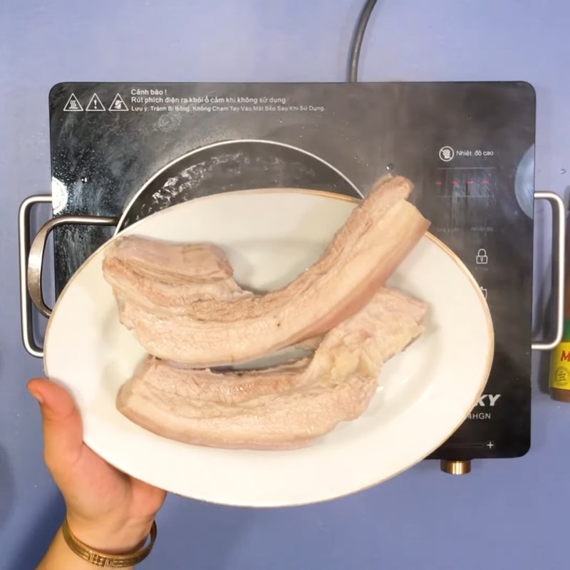 Bước 2 Luộc thịt Bún mắm nêm thịt luộc