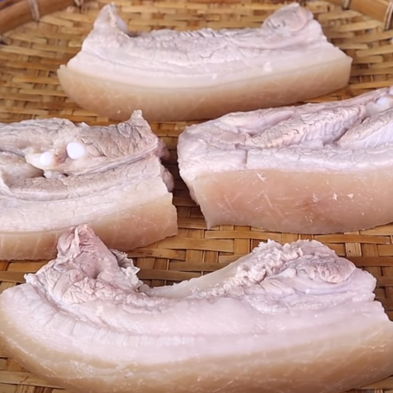 Bước 3 Luộc thịt Thịt ba rọi chiên nước mắm