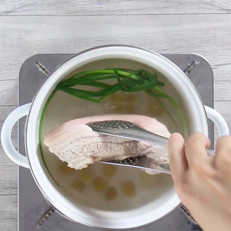 Bước 2 Luộc thịt ba chỉ Thịt ba chỉ luộc sốt tỏi cay