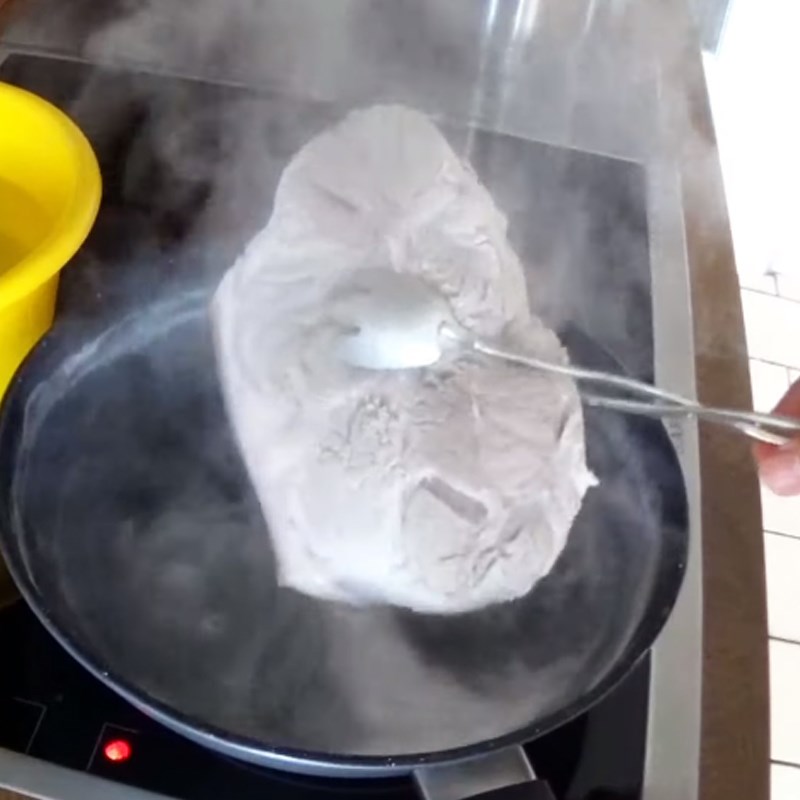 Bước 2 Luộc thịt heo Phở heo
